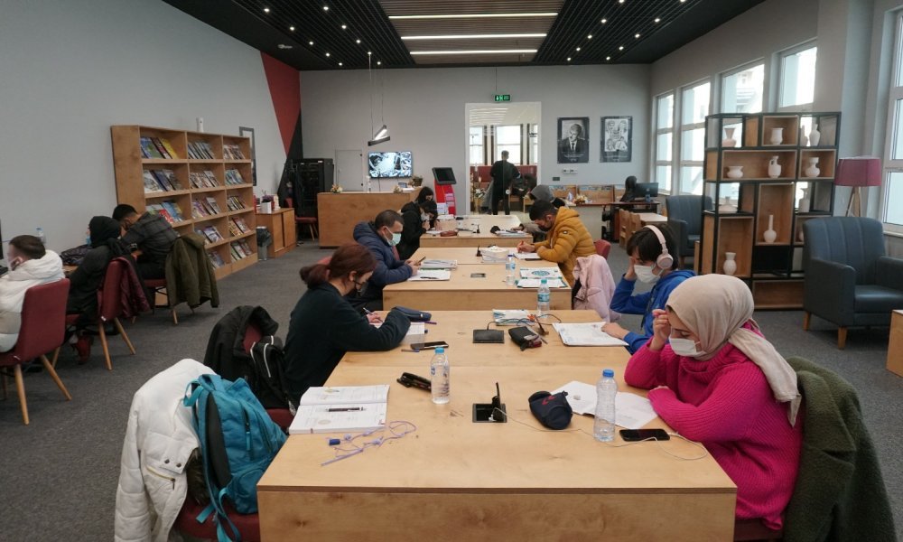 Gençlerden İzmit Belediyesi Kütüphanesine Yoğun İlgi