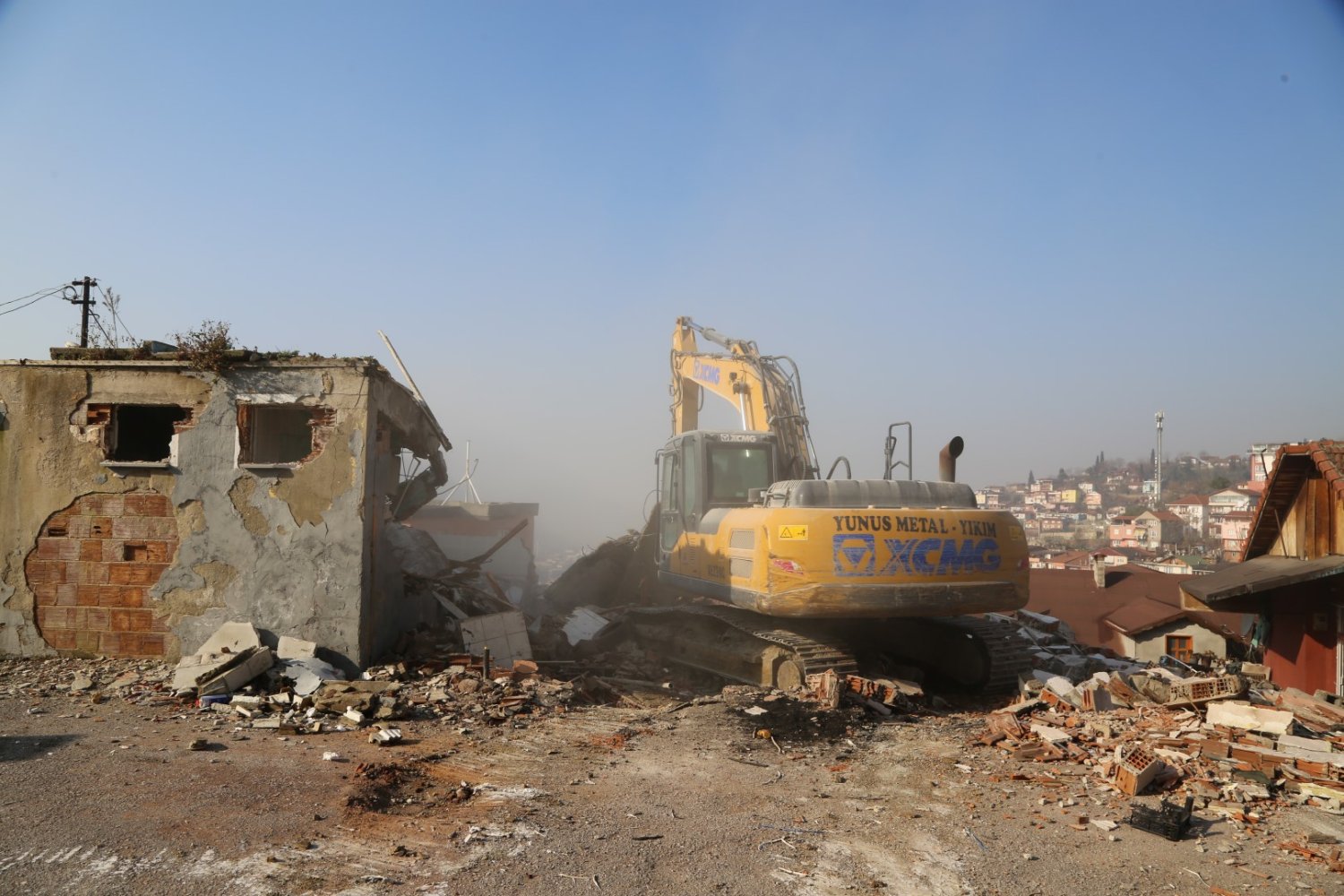 Cedit’te 7 Bina Daha Yıkıldı