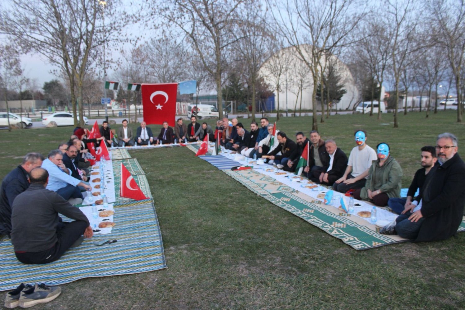 Zulüme Karşı Peynir, Ekmek ve Zeytinle Oruç Açtılar