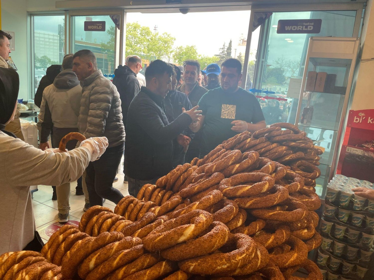TÜPRAŞ'ta İşçi Günü Simit Ayran'la Geçirdi