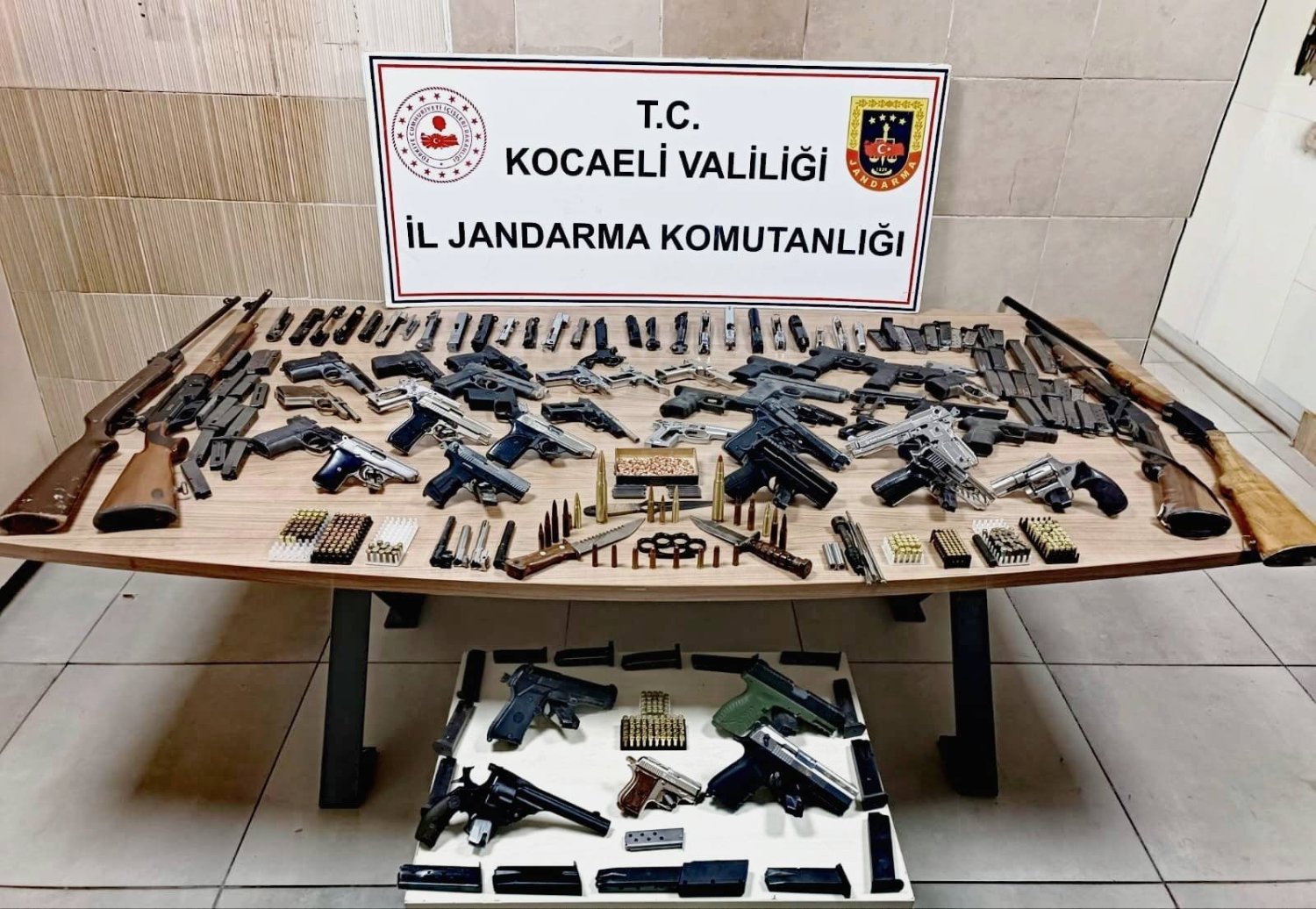 İşyeri Ve Evini Cephaneliğe Çevirmiş