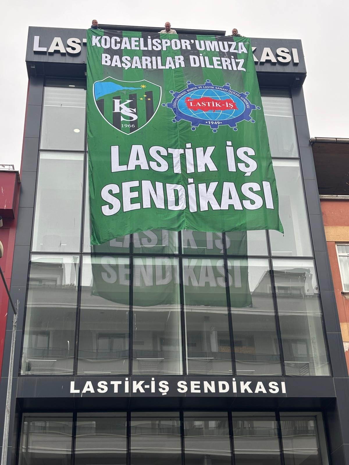 Lastik-İş, Kocaeli Şube Binasına Dev Kocaelispor Bayrağını Astı!