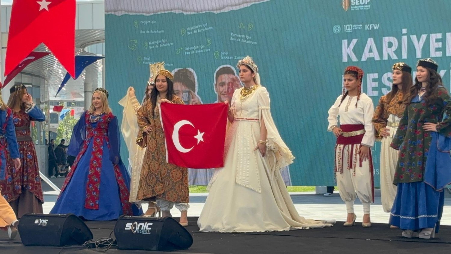 Zübeyde Hanım Sahnede Yine Fırtına Gibi Esti