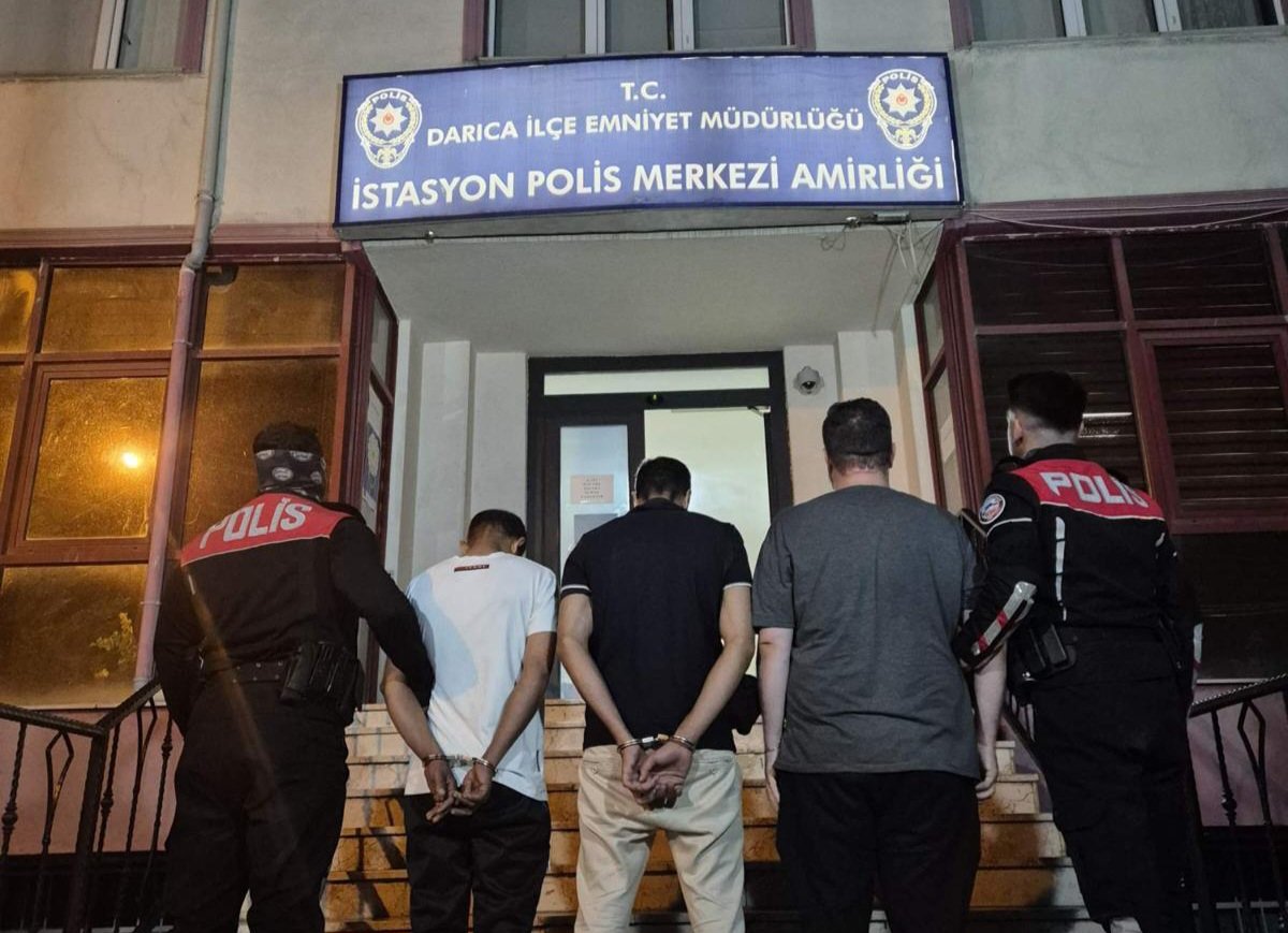 Darıca’da Polisin Dikkatinden Kaçmadı: Uyuşturucu Madde Ve Nakit Para Ele Geçirildi! 