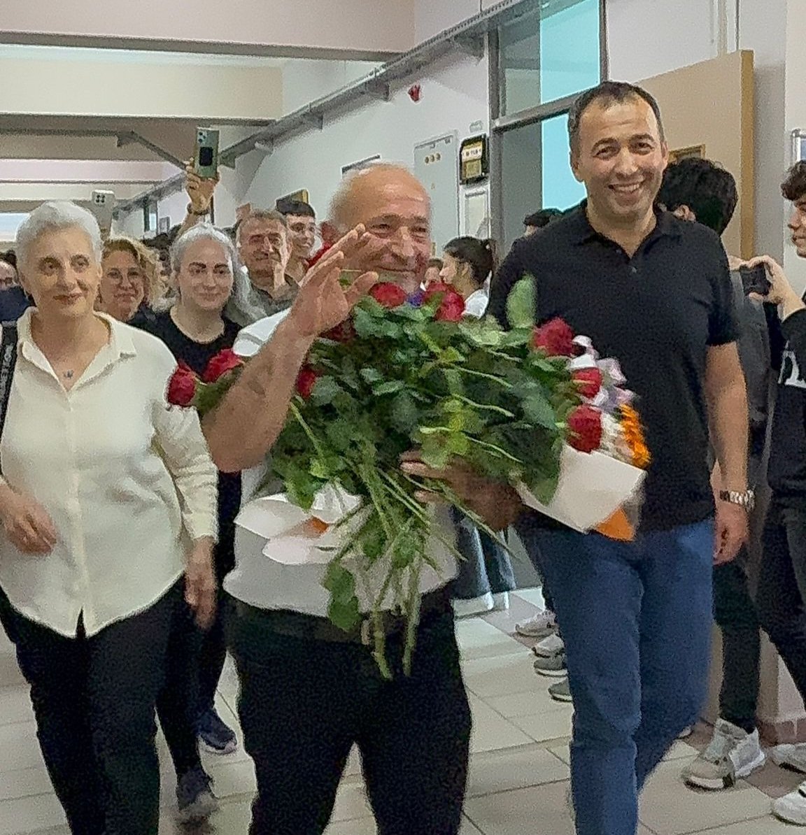 Gölcük Fen Lisesi'nde Duygu Dolu Emeklilik Töreni:  Güllerle Uğurlandı