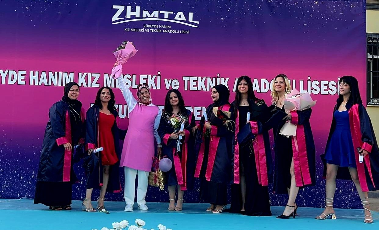 Zübeyde Hanım Kız Meslek Lisesi’nde Renkli Ve Unutulmaz Mezuniyet Töreni