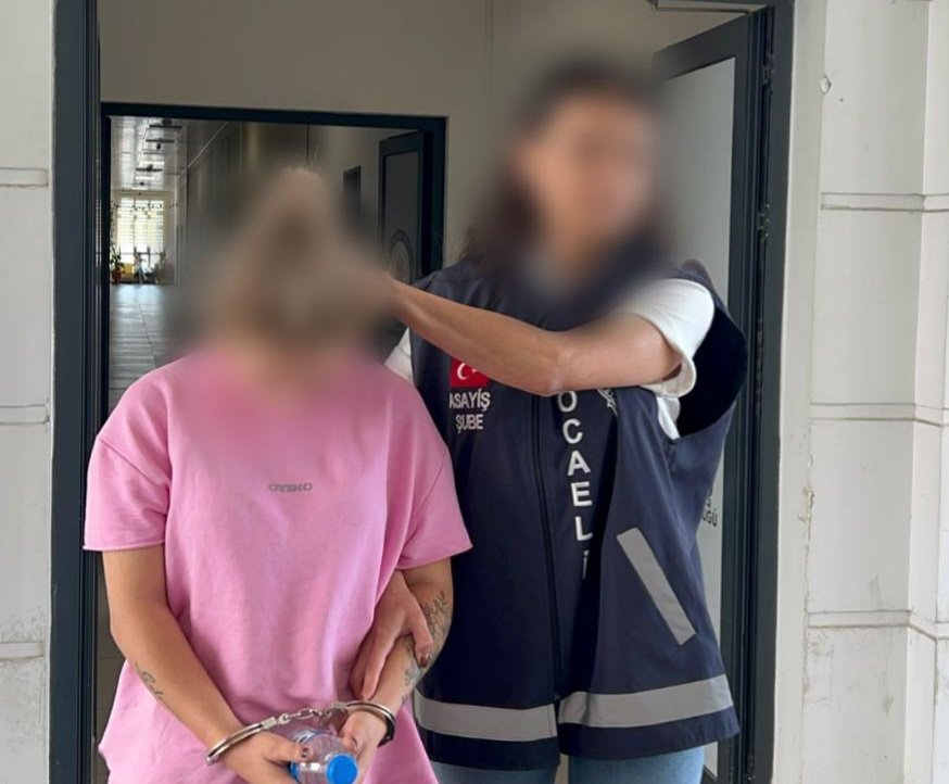 Kocaeli’de Kamu Görevlisi Kılığına Giren Dolandırıcı Tutuklandı