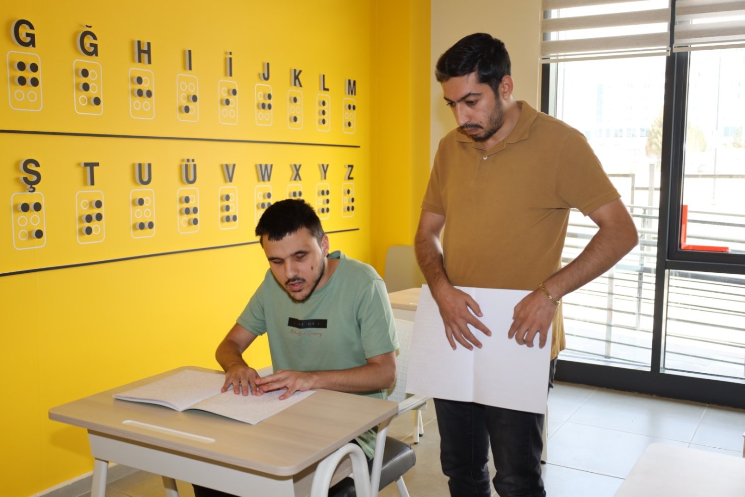 Gonca’nın Görme Engelli Hocası Öğrencilere Işık Oluyor