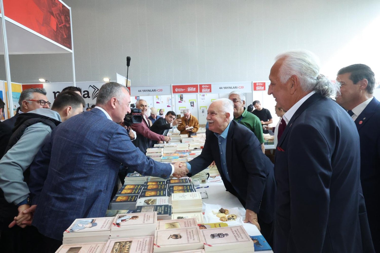 Başkan Büyükakın Fuarı Gezdi  Kitap Severler İle Sohbet Etti