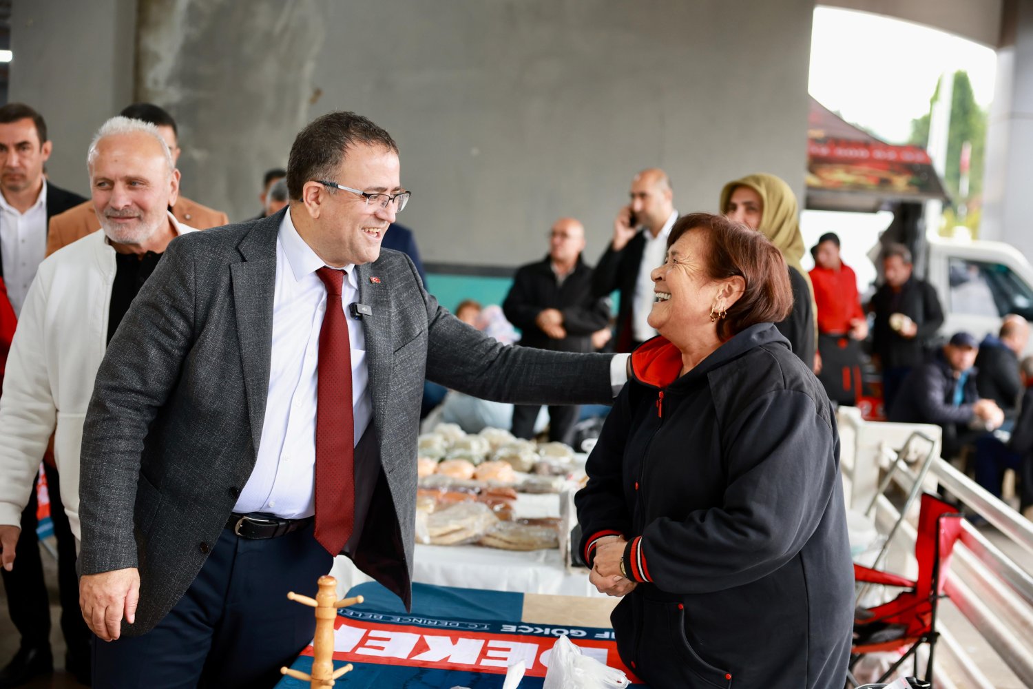Başkan Gökçe, Kurdeleyi Kesti, Çarşı Pazar Gezdi