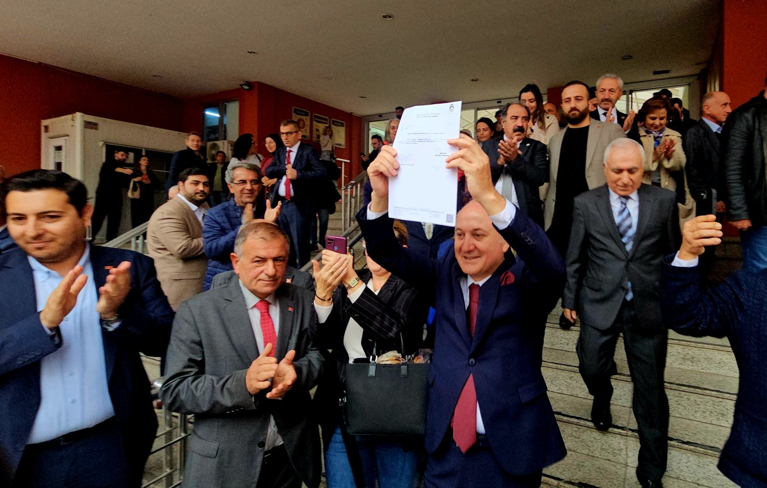 Mazbatayı Alıp  Gövde Gösterisi Yaptı 