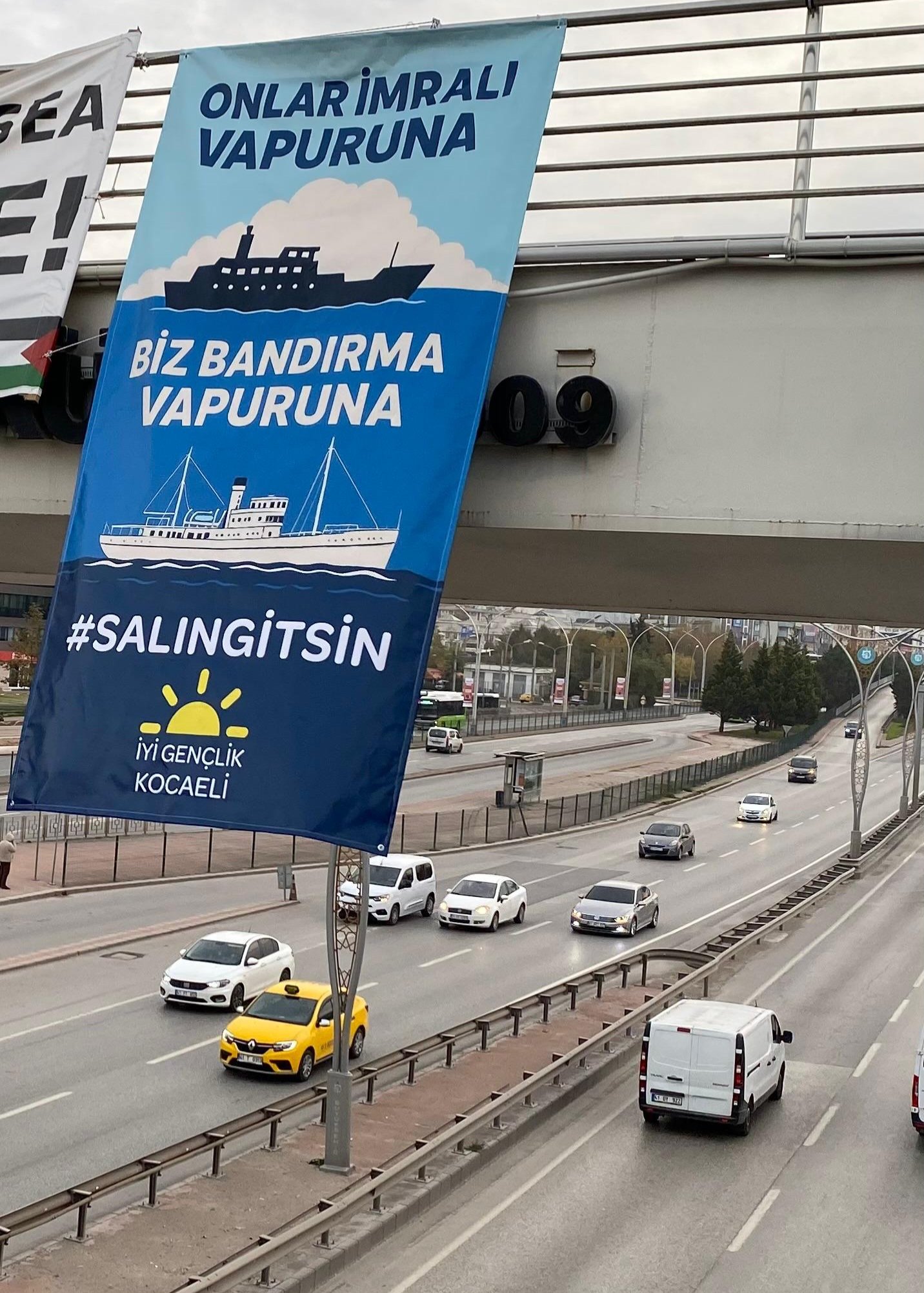 Köprülere Asılan Pankart Kamuoyunda Gündem Oldu