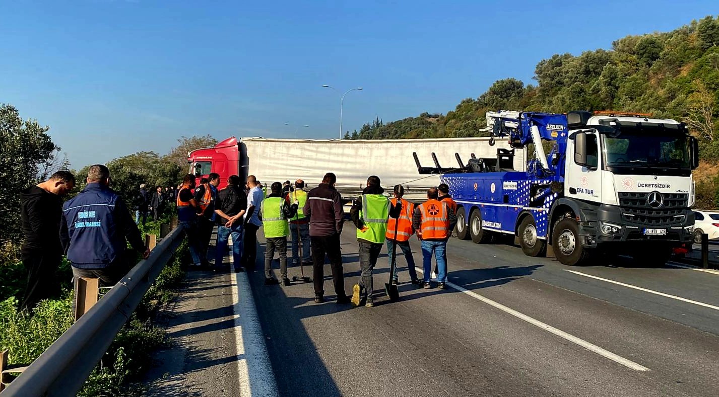 Körfez’de Tır Kazası TEM’i Kilitledi: İki Şerit Trafiğe Kapandı