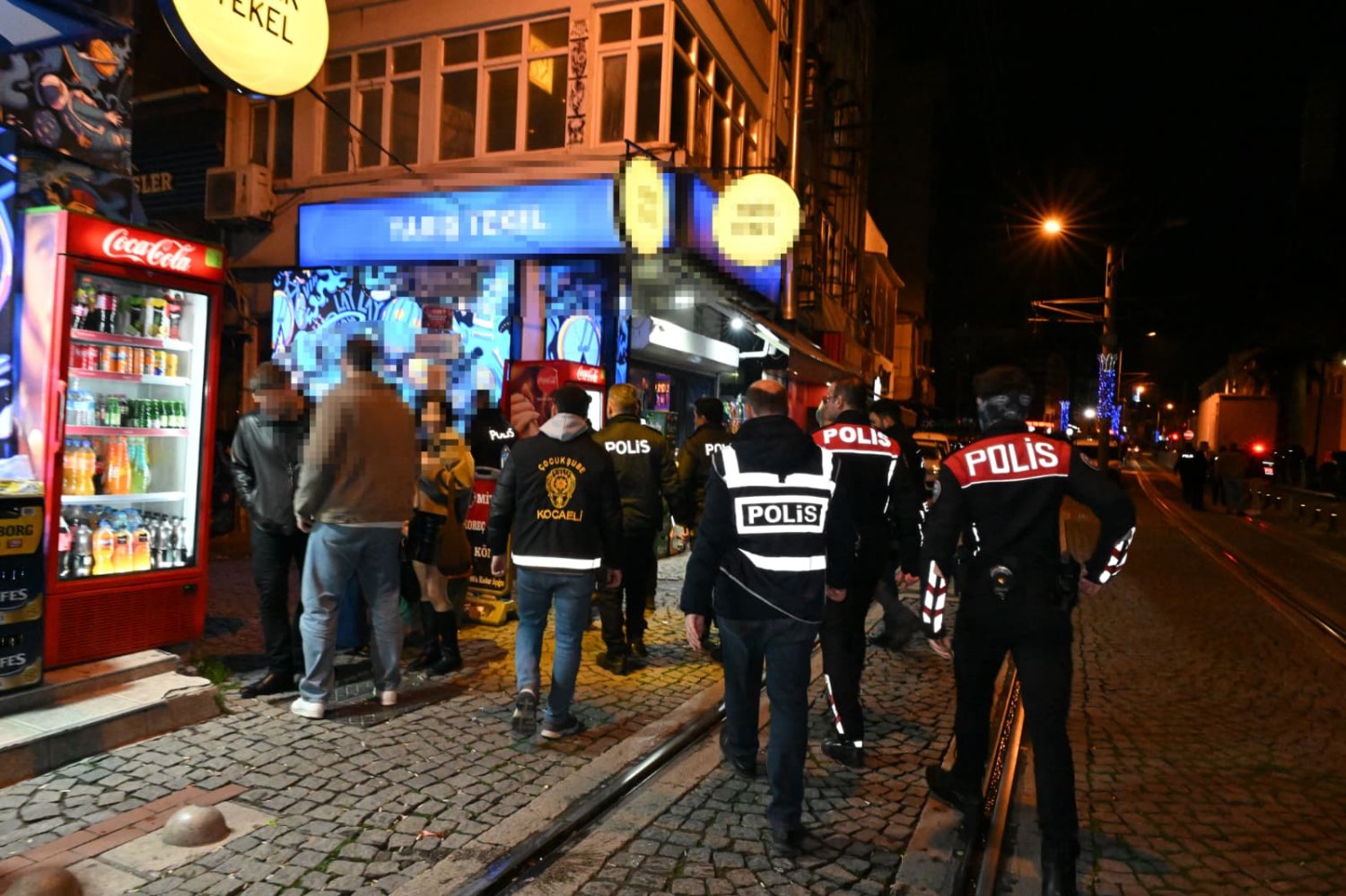 İzmit’te Eğlence Mekânlarına Gece Baskın !