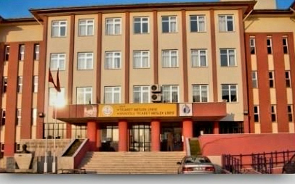 Kızını Rahatsız Eden Kişiyi Okul Bahçesinde Silahla Rehin Aldı