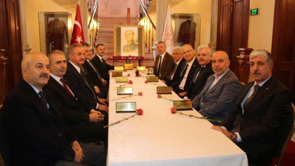 Atatürk’ün Basın Masasına Gazeteciler Yerine Protokol Oturdu! 