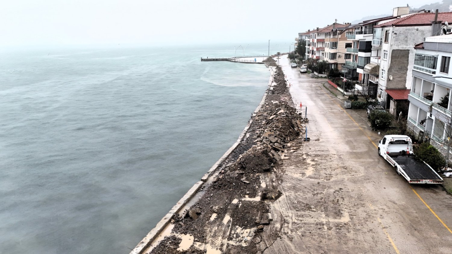 Büyükşehir’den Ulaşlı Sahiline Dalga Kırıcı Set