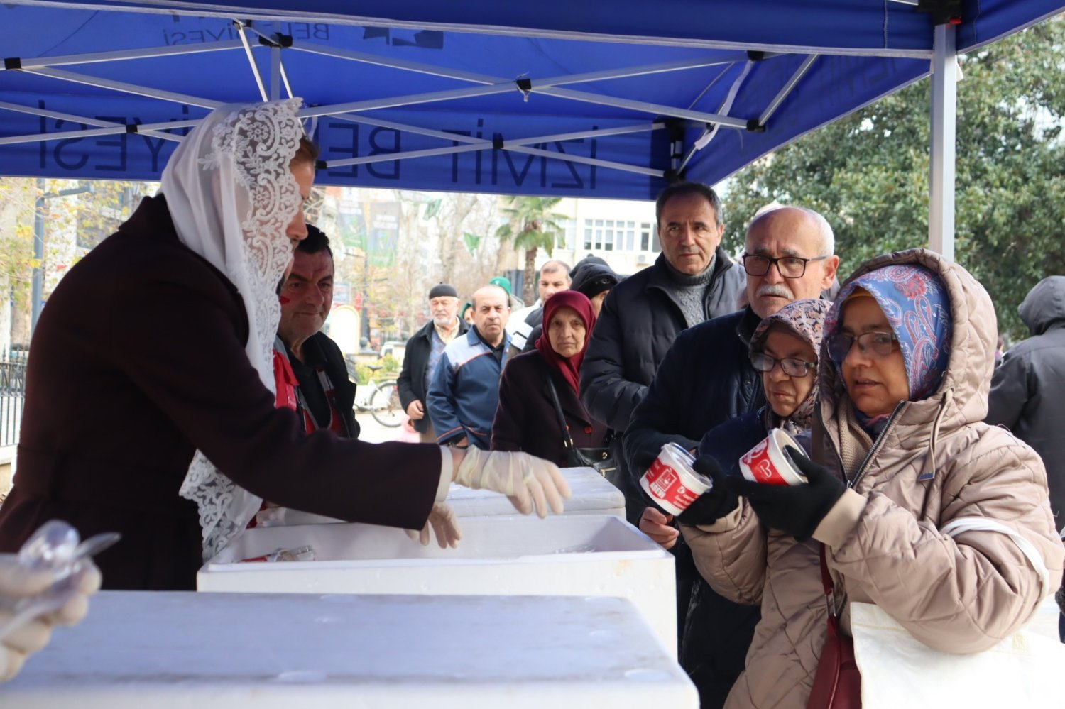 İzmit Belediyesinden Miraç Kandili’nde Helva İkramı
