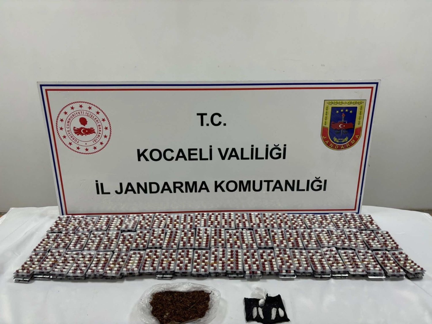 Binlerce Hap Ve Bonzai Ele Geçirildi