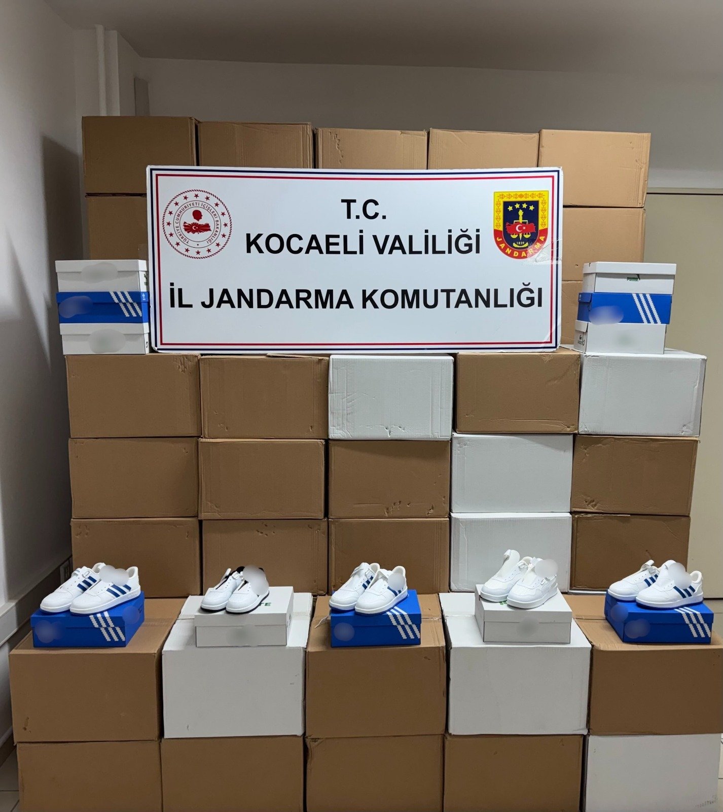 Dilovası'nda 1028 Çift Sahte Ayakkabı Ele Geçirildi
