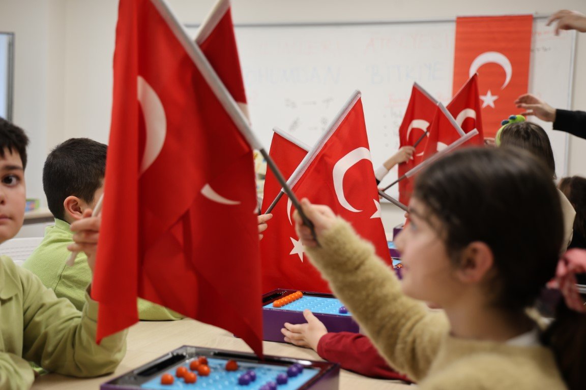 Genç Akademi’de İlk Ders Bayrak Sevgisiyle Başladı