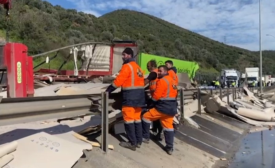 Tem'de Devrilen Tır Faciasında Sürücü Hurda Yığınının İçinden Kurtarıldı