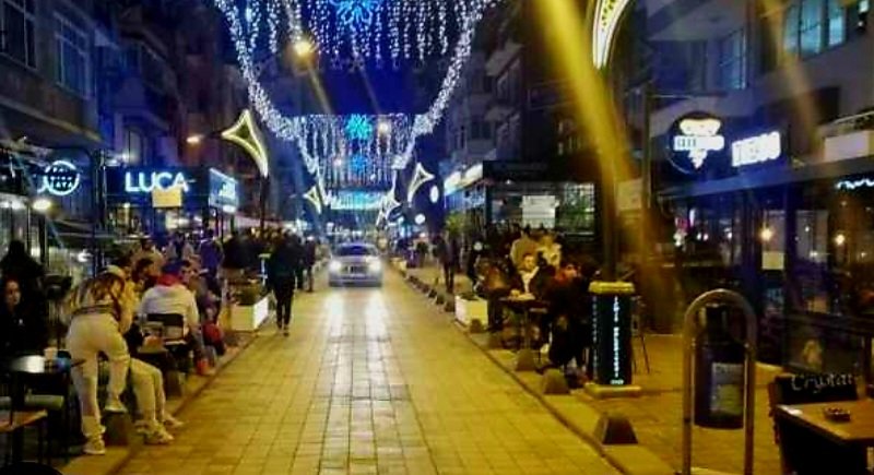İzmit Kent Meydanı’nda ki Kavgaya Polis Biber Gazıyla Müdahale Etti