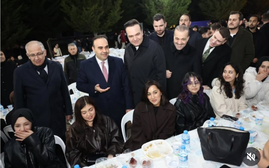 Öğrencilerle Aynı Sofrada İftar Açtı