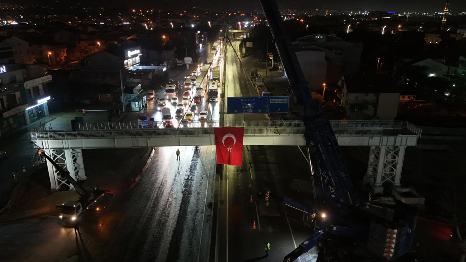 Başkan Büyükakın Duyurdu: Başiskele Kavşağı’nda 78 Tonluk Gece Operasyonu!
