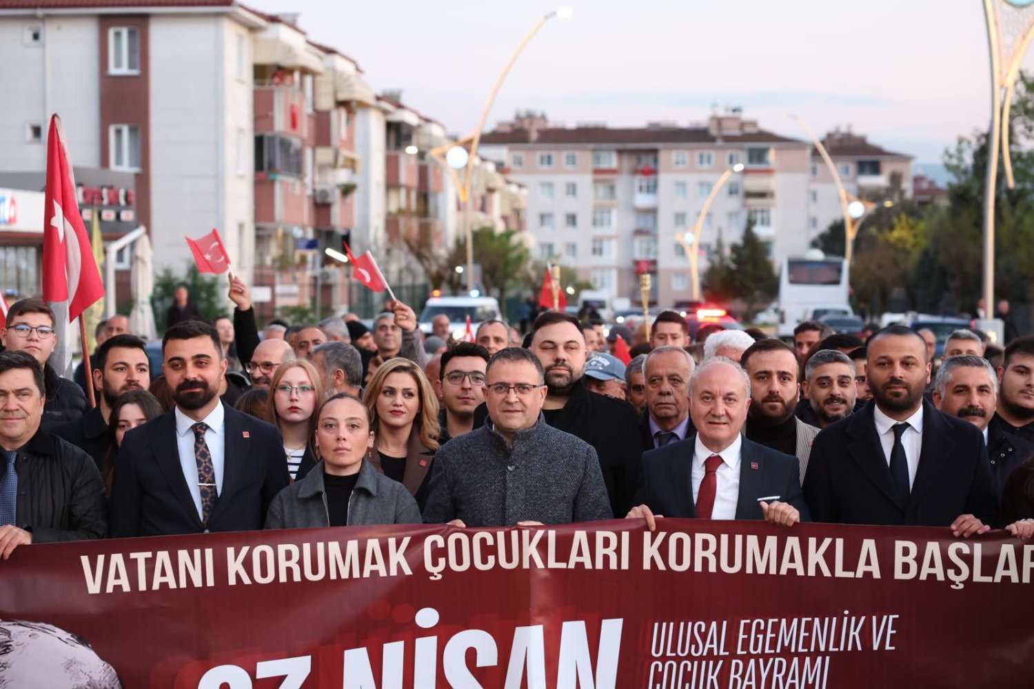 Derince’de 23 Nisan Yürüyüşüne Yoğun Katılım