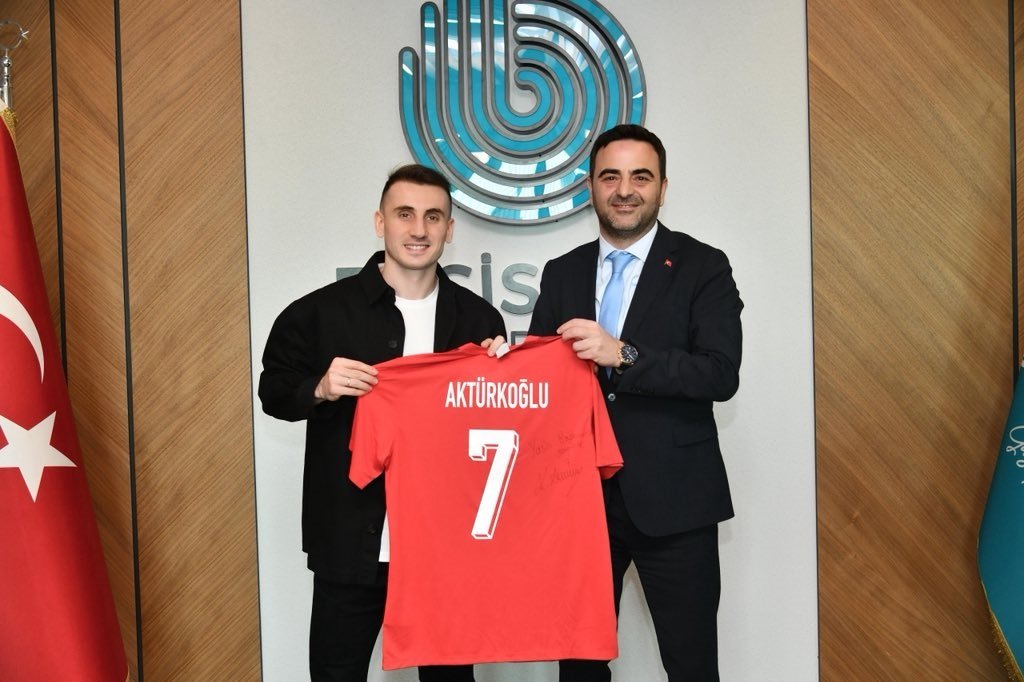 Kerem Aktürkoğlu’ndan Başkan Özlü’ye Ay-Yıldızlı Hediye