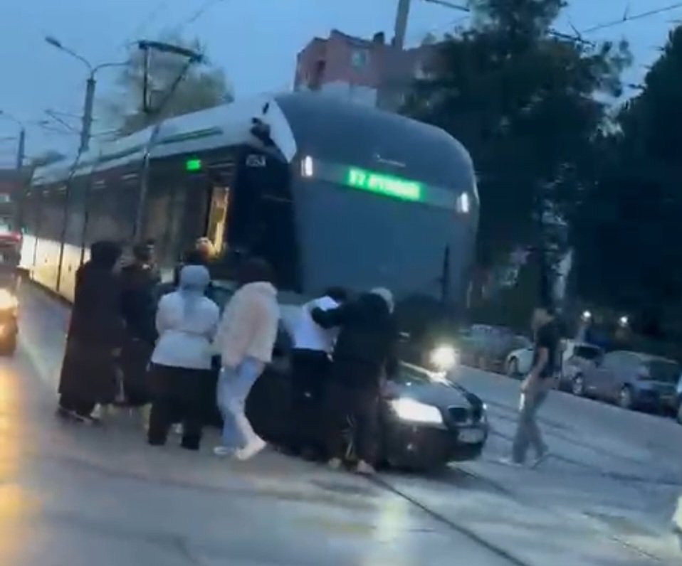 Yahya Kaptan'da Otomobil Tramvaya Çarptı