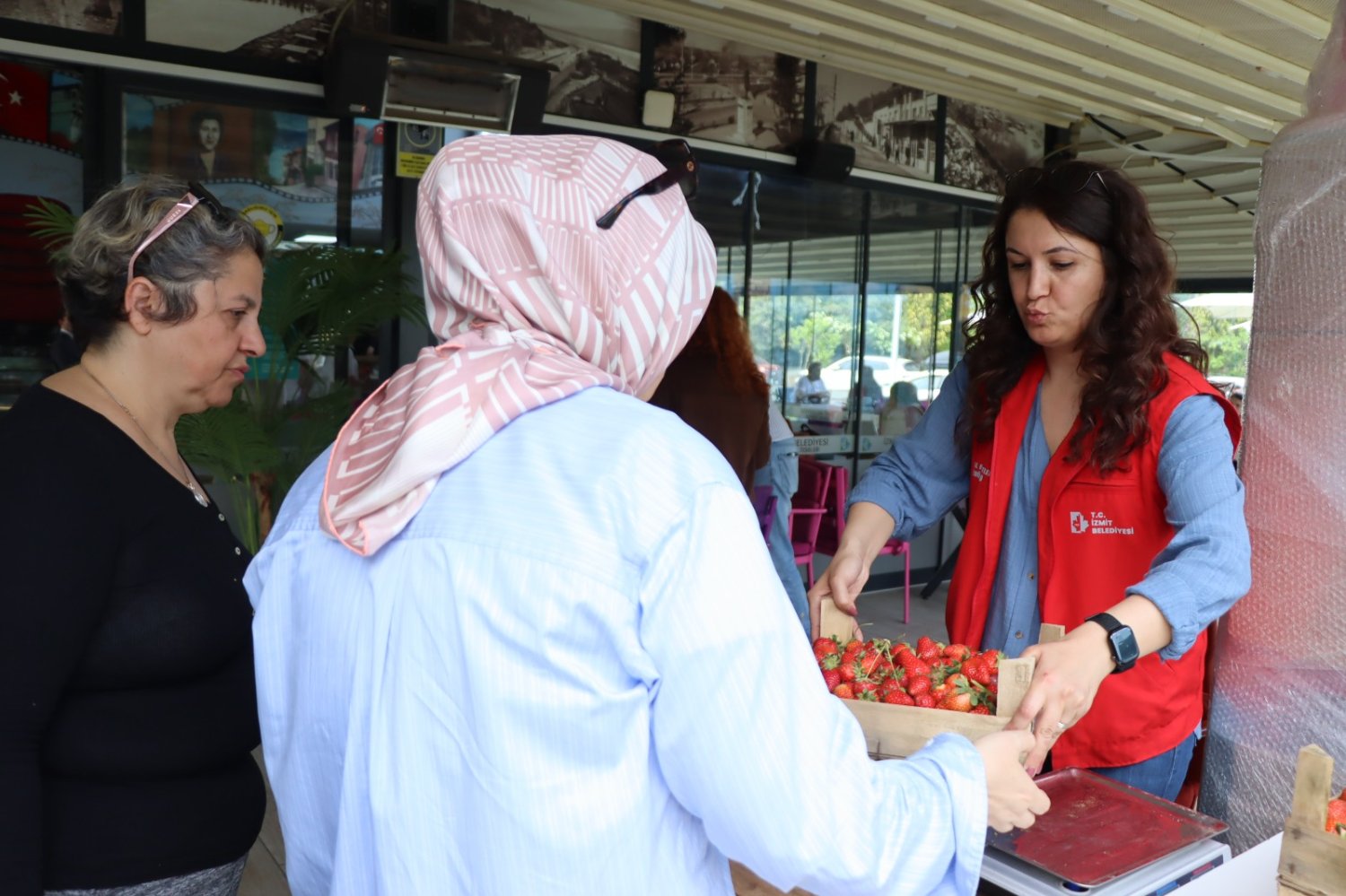 Çilek Köyü’nün Taze Çilekleri Gülümse Kafe’de