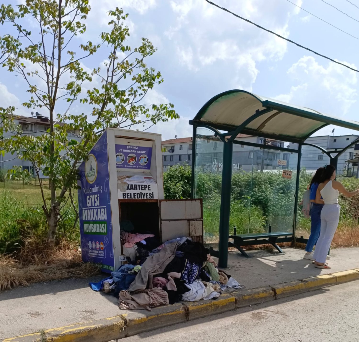 İhtiyaç Sahiplerine Ulaşması Gereken Yardımlar Yola Savruldu