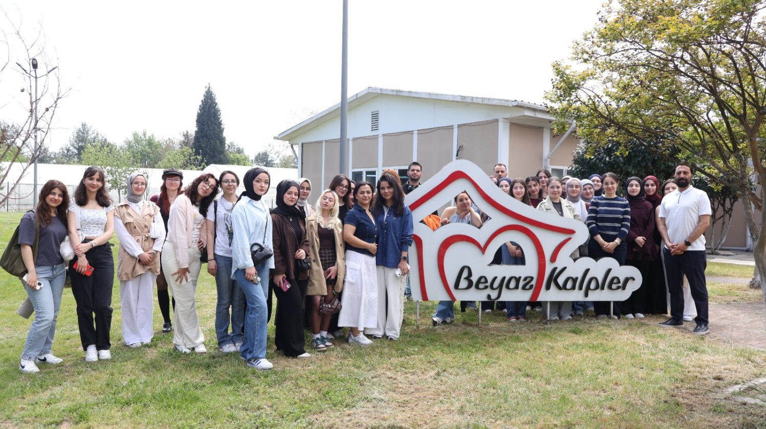 Üniversiteliler, Beyaz Kalpler’de Ders İşledi