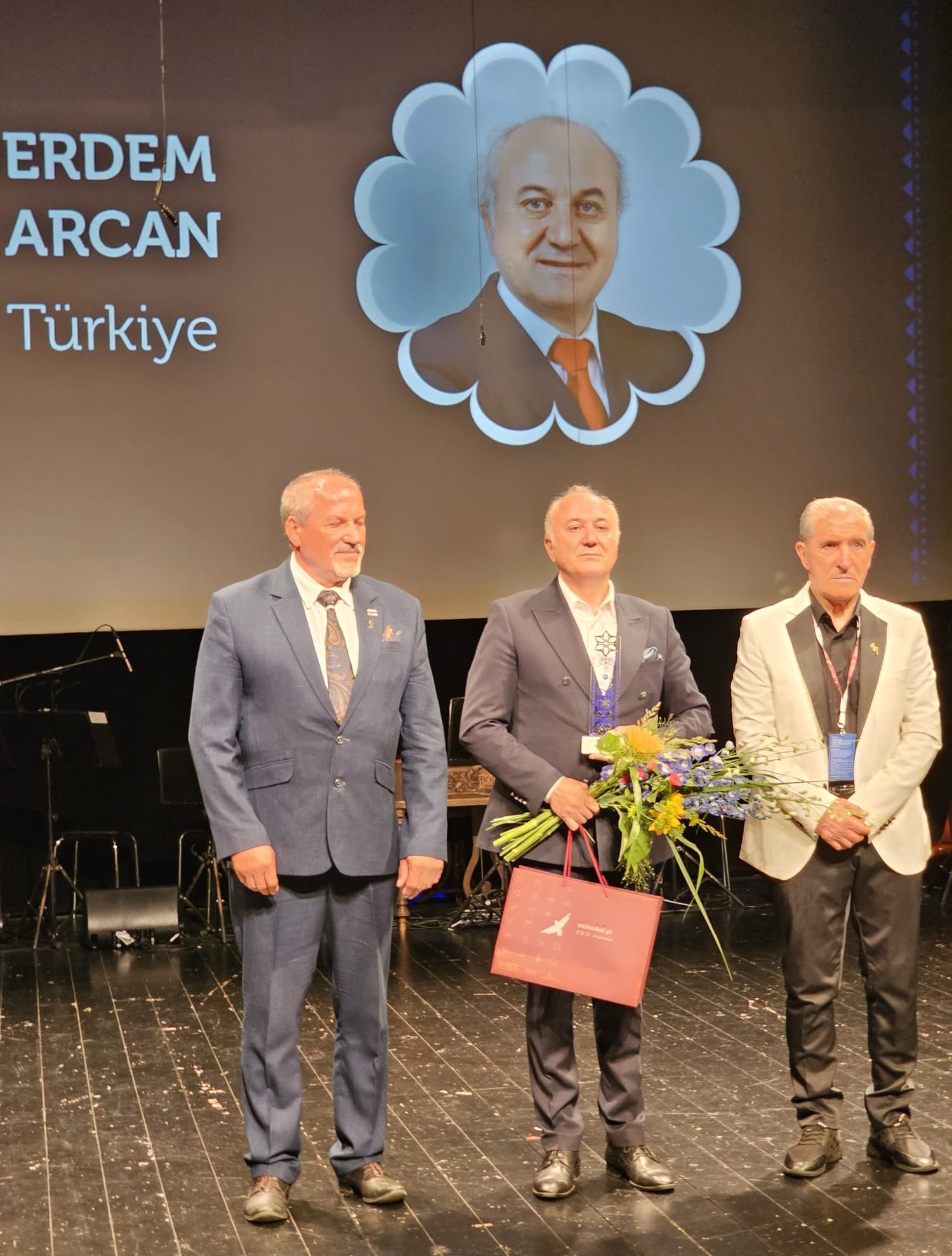Erdem Arcan'dan Özgür Özel'e Anlamlı Jest