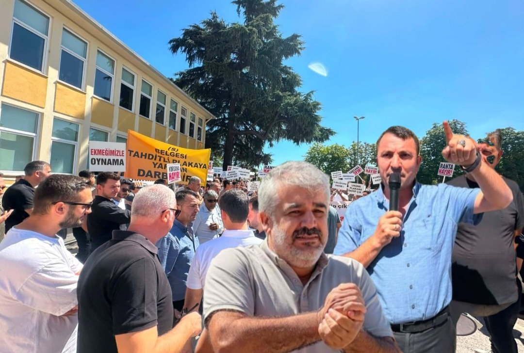 Servisçiler Büyükşehir Önünde Toplandı, Gerginlik Yaşandı