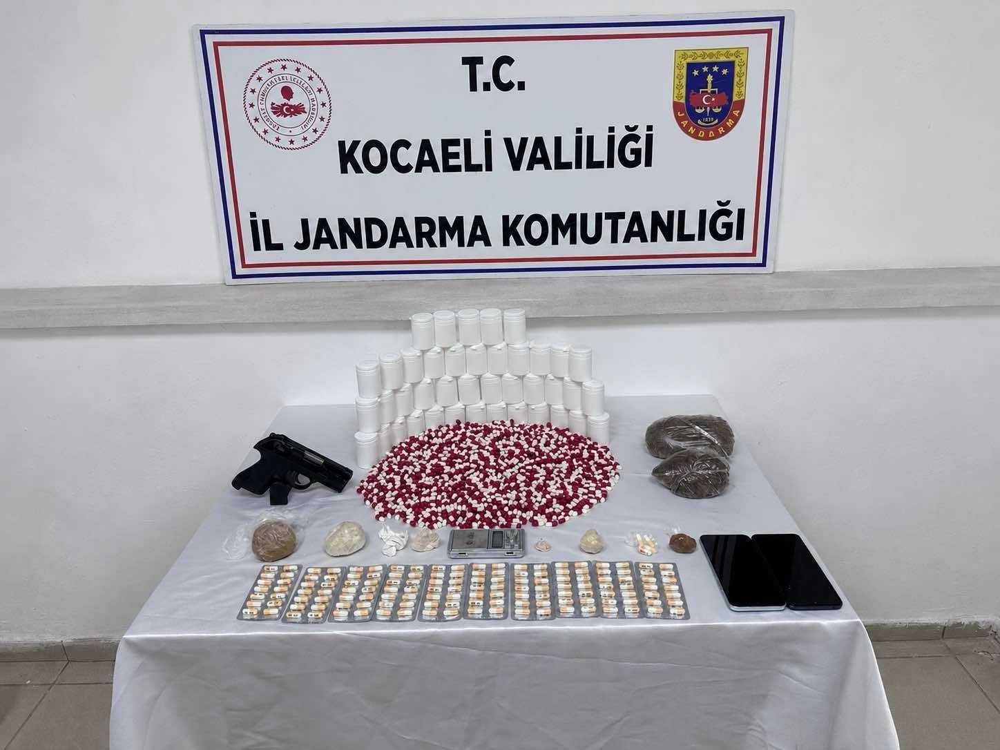 İzmit’te Uyuşturucu Operasyonu: Binlerce Hap Ve Bonzai Ele Geçirildi