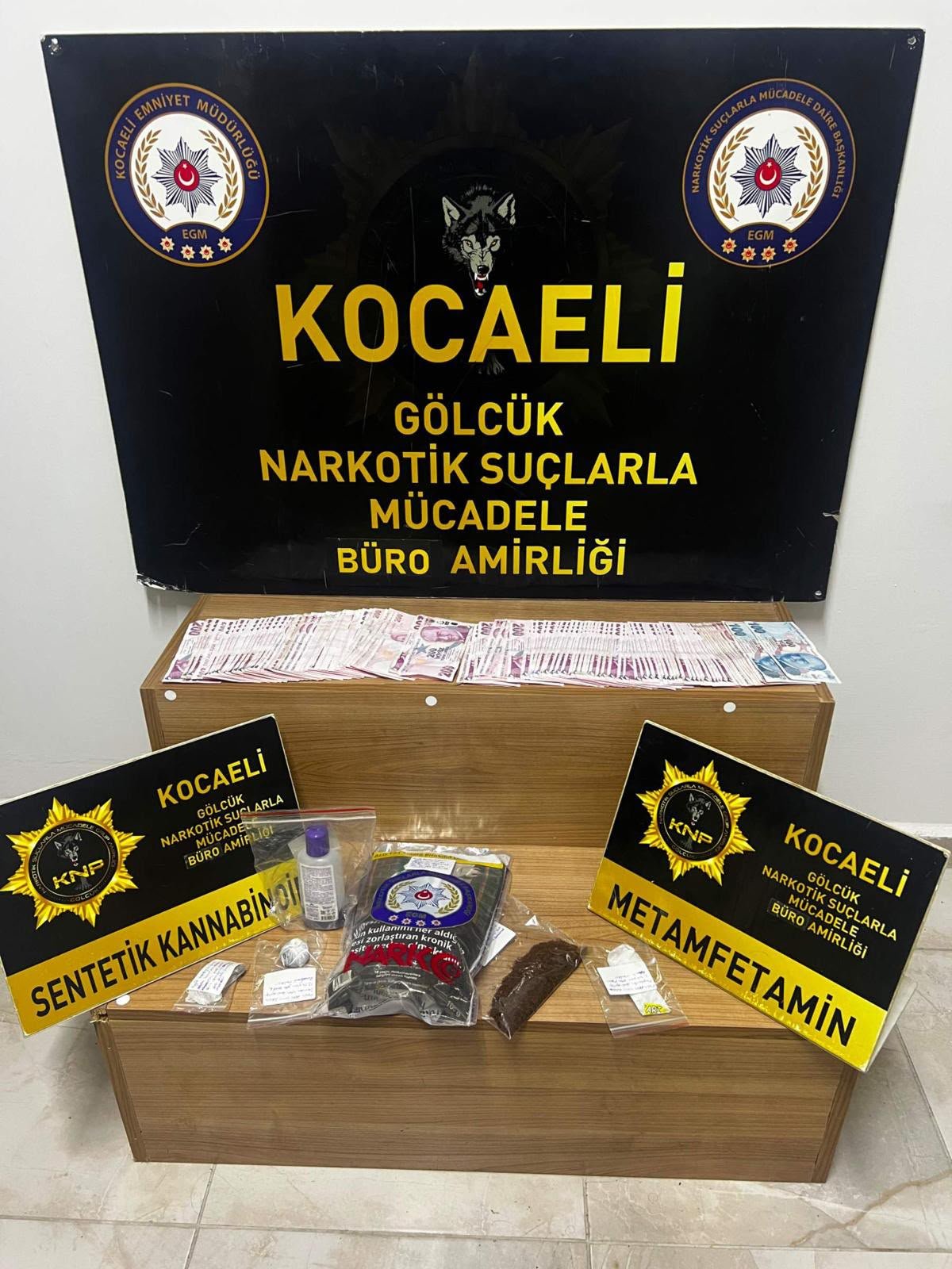 Kocaeli’de Narkotik Operasyonu: Uyuşturucu, Tabanca Ve Yüklü Para Ele Geçirildi