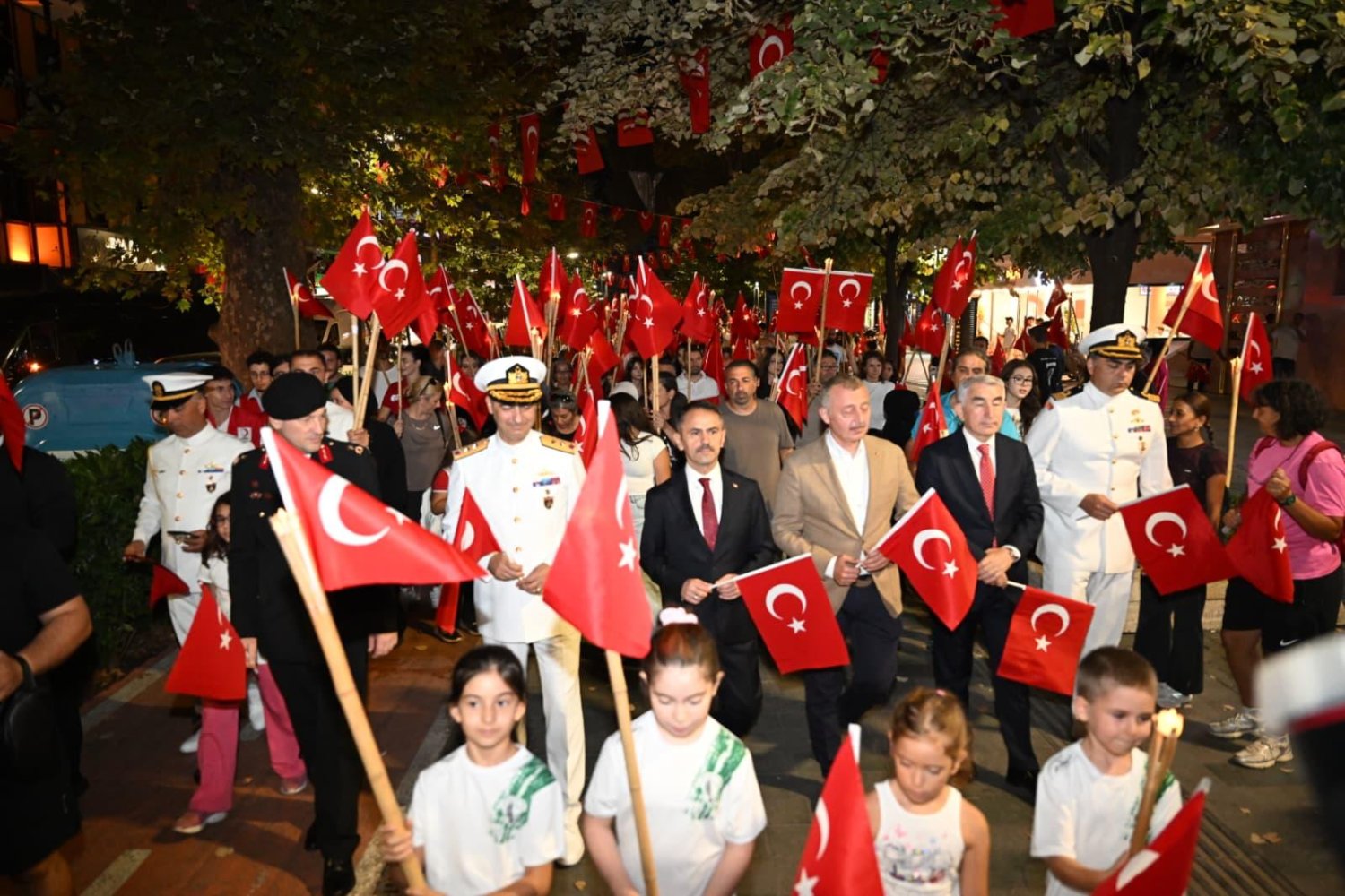Kocaeli’de Zafer Coşkusu Fener Alayı İle Taçlandı