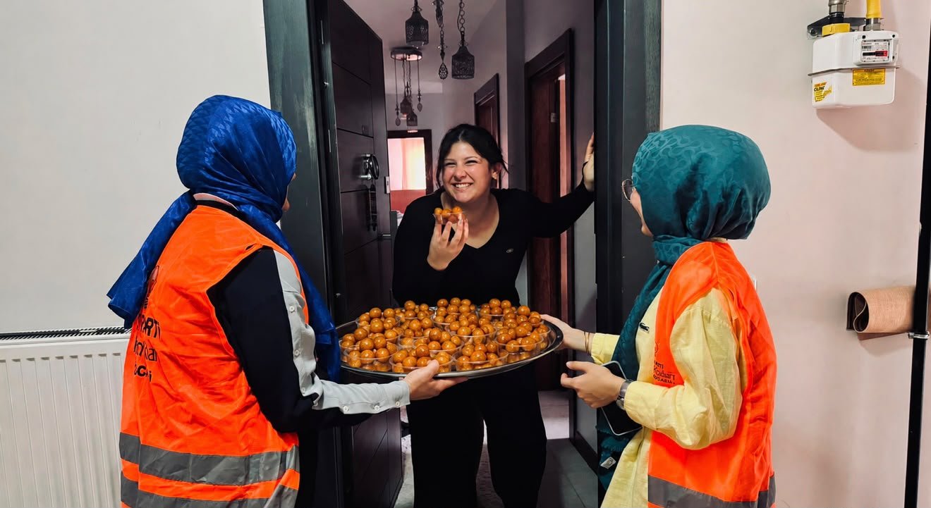 Ak Parti İzmit İlçe Kadın Kollarından Sepetçi Toki Konutları’nda Hane Ziyaretleri