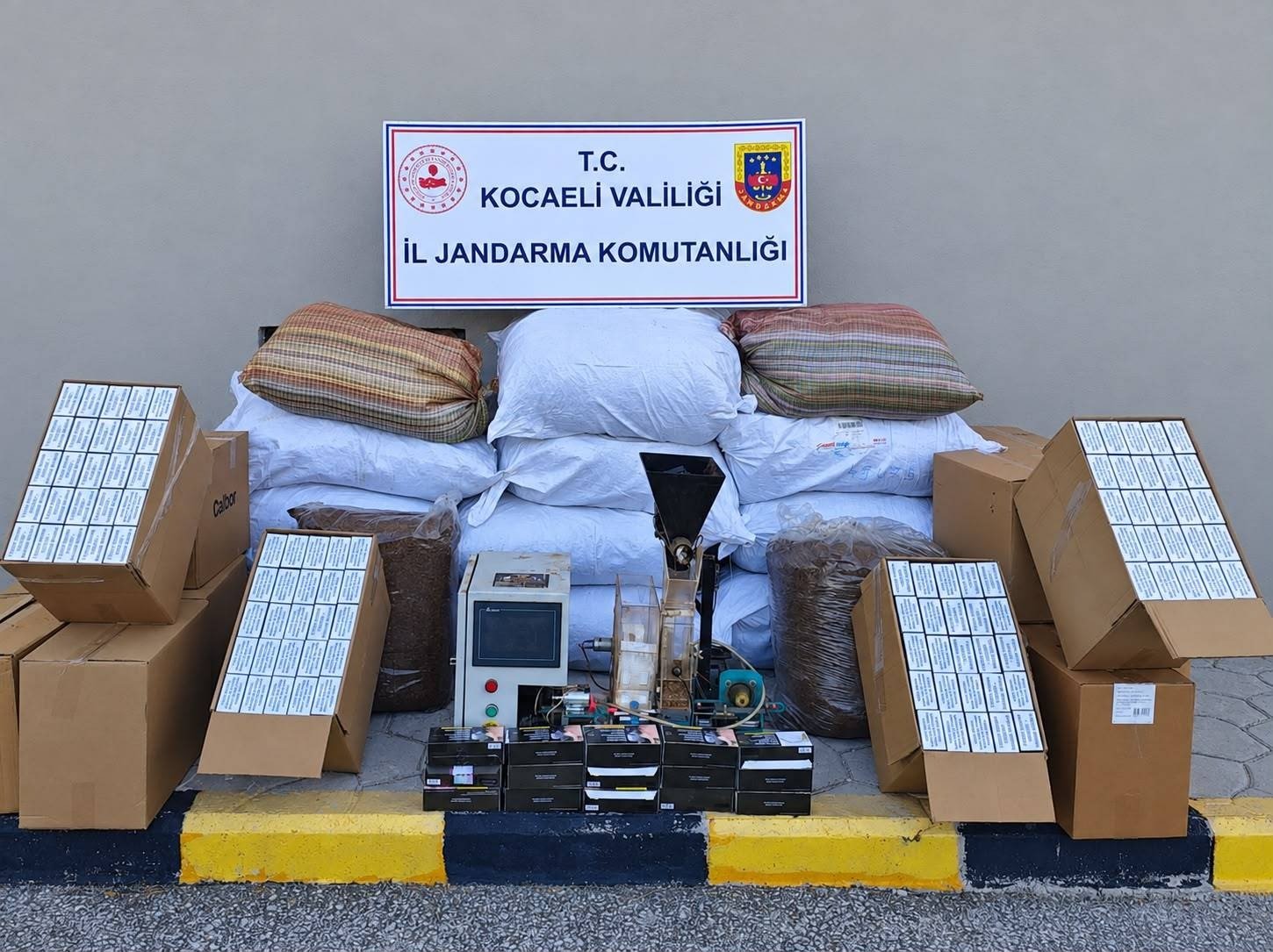 Başiskele’de Kaçak Tütün Baskını! 420 Kilo Tütün Ve 56 Bin Dolu Makaron Ele Geçirildi