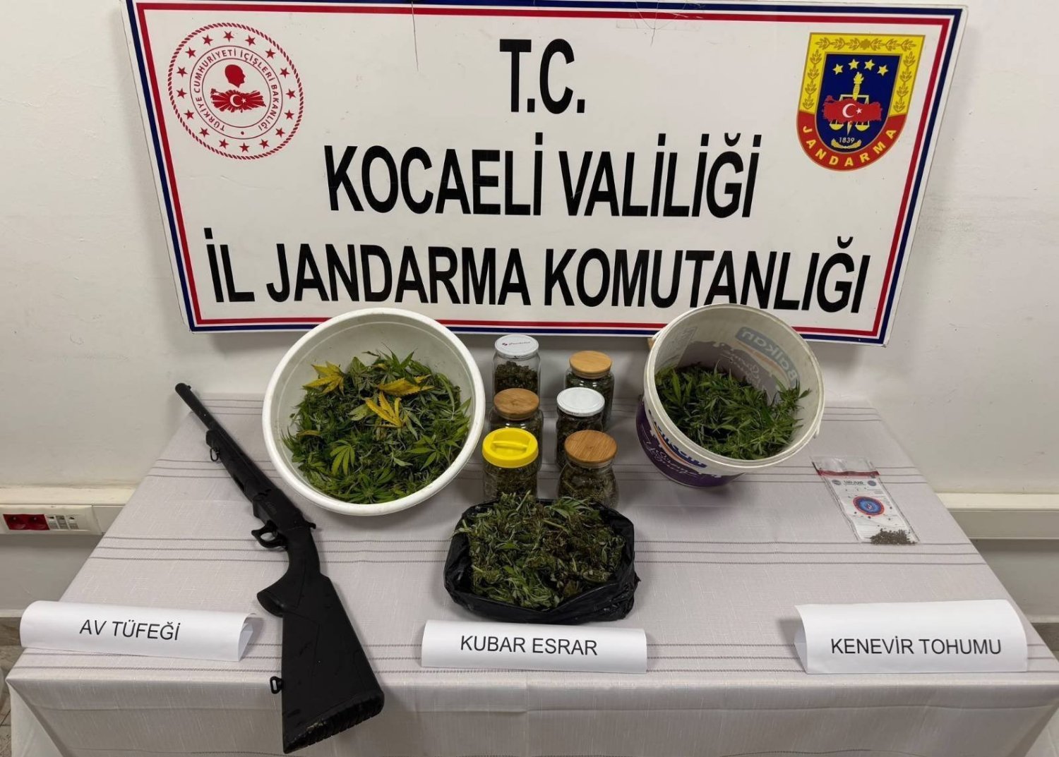 Karamürsel’de Uyuşturucu Operasyonu: 3,5 Kilo Esrar Ele Geçirildi