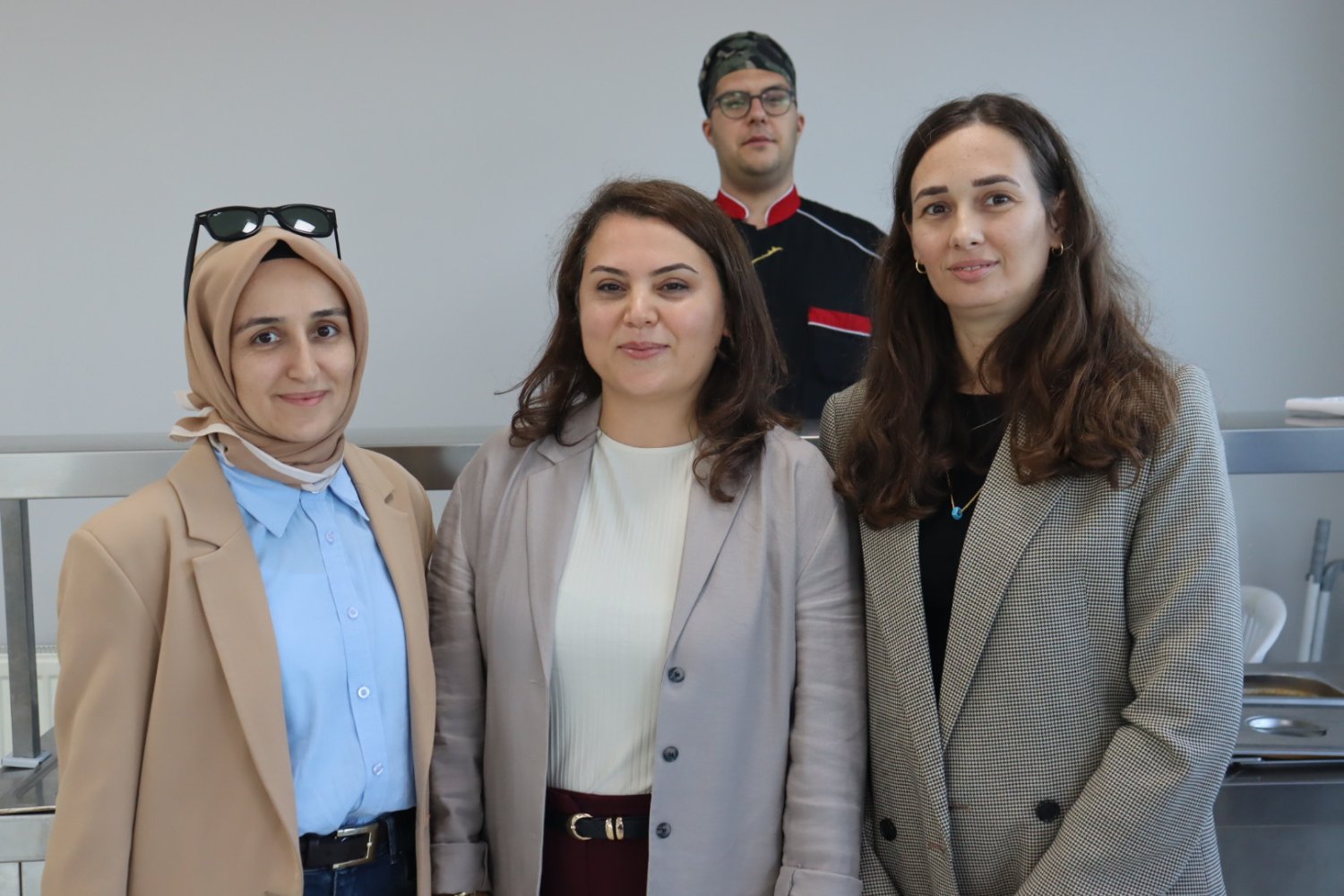 Üniversite Öğrencileri, Anne Eli’ndeki Sıcak Yemek Ve Aile Ortamından Memnun